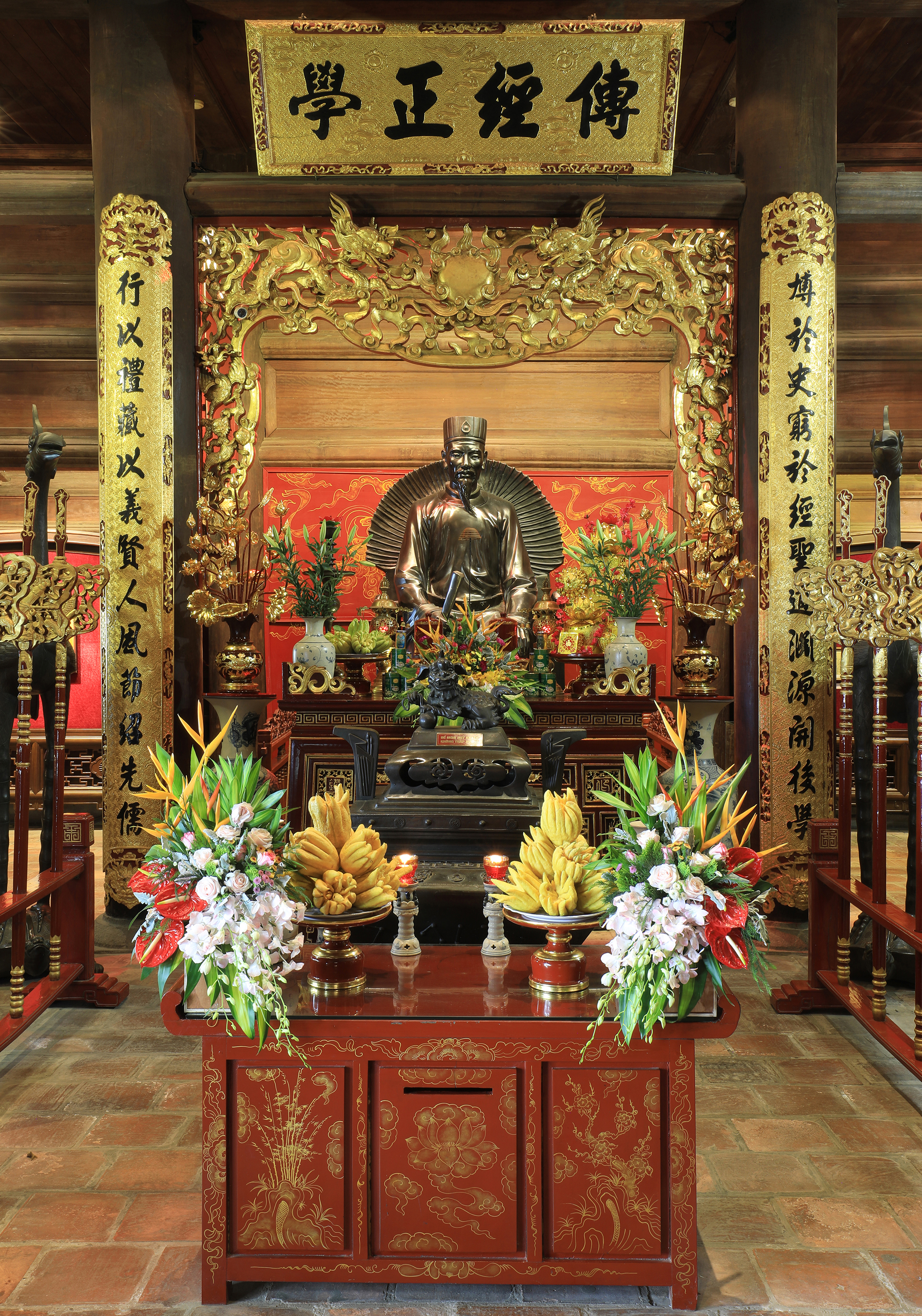 Tượng thờ Danh sư Chu Văn An tại khu Thái Học