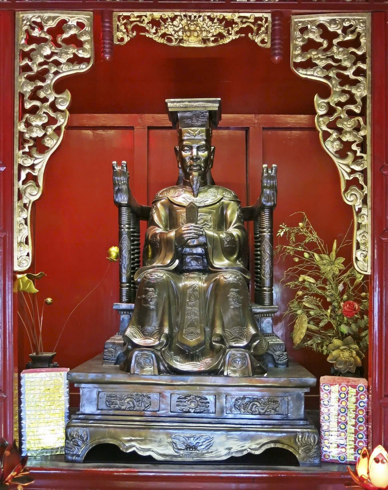 Tượng thờ vua Lê Thánh Tông tại khu Thái Học